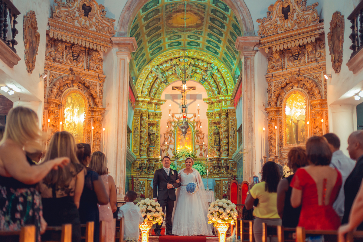 noivos se preparando para a saída