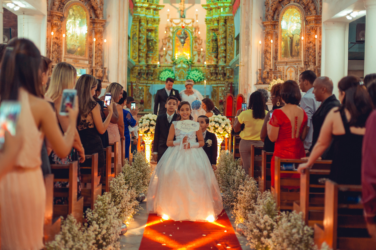 daminhas no cortejo de saída da igreja