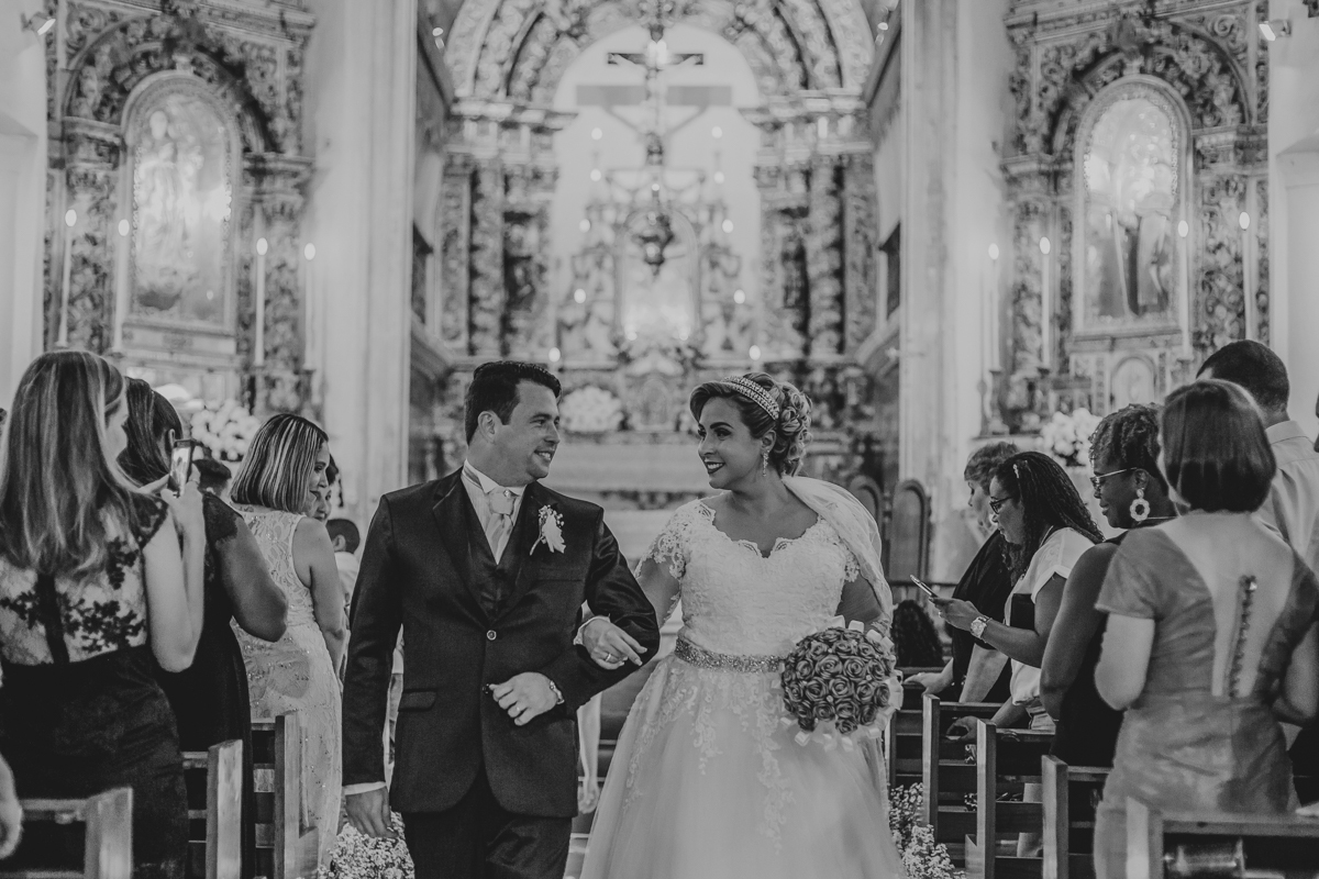 noivos na saída da igreja