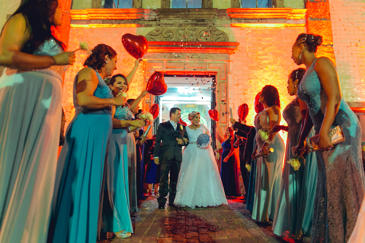 noivos no corredor de amor fora da igreja