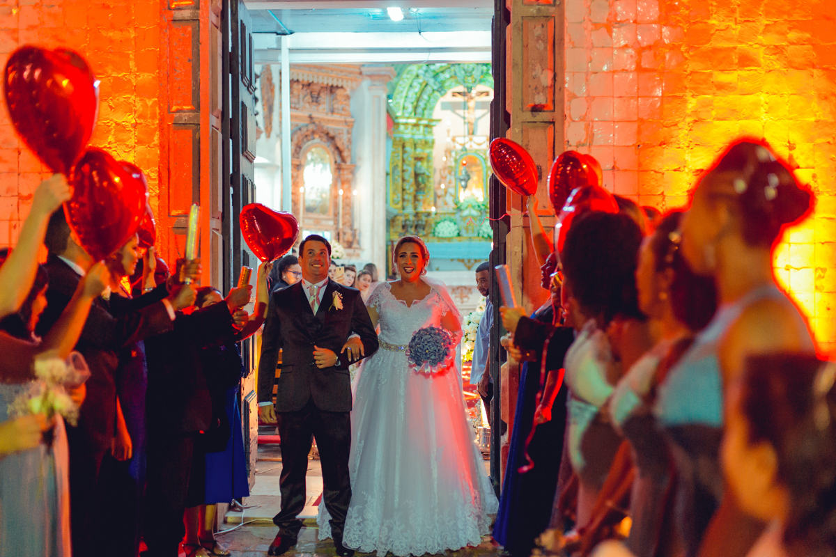 noivos na saida da igreja