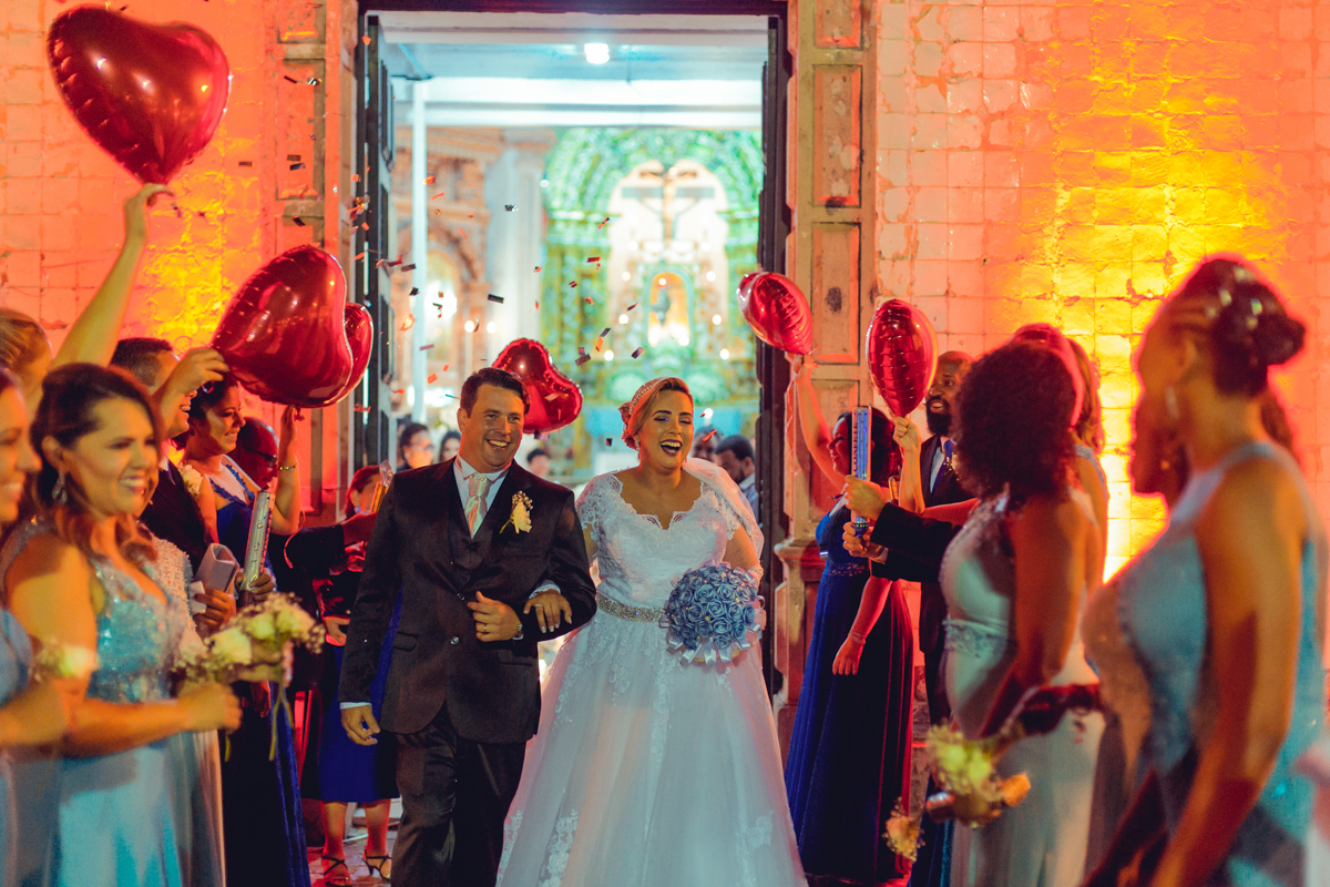 noivos saindo na igreja