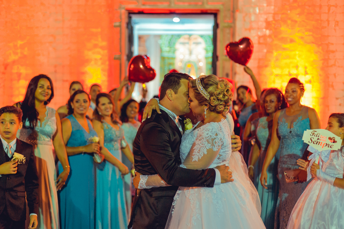 noivos se beijando na porta da igreja da cidade de baixa em salvador