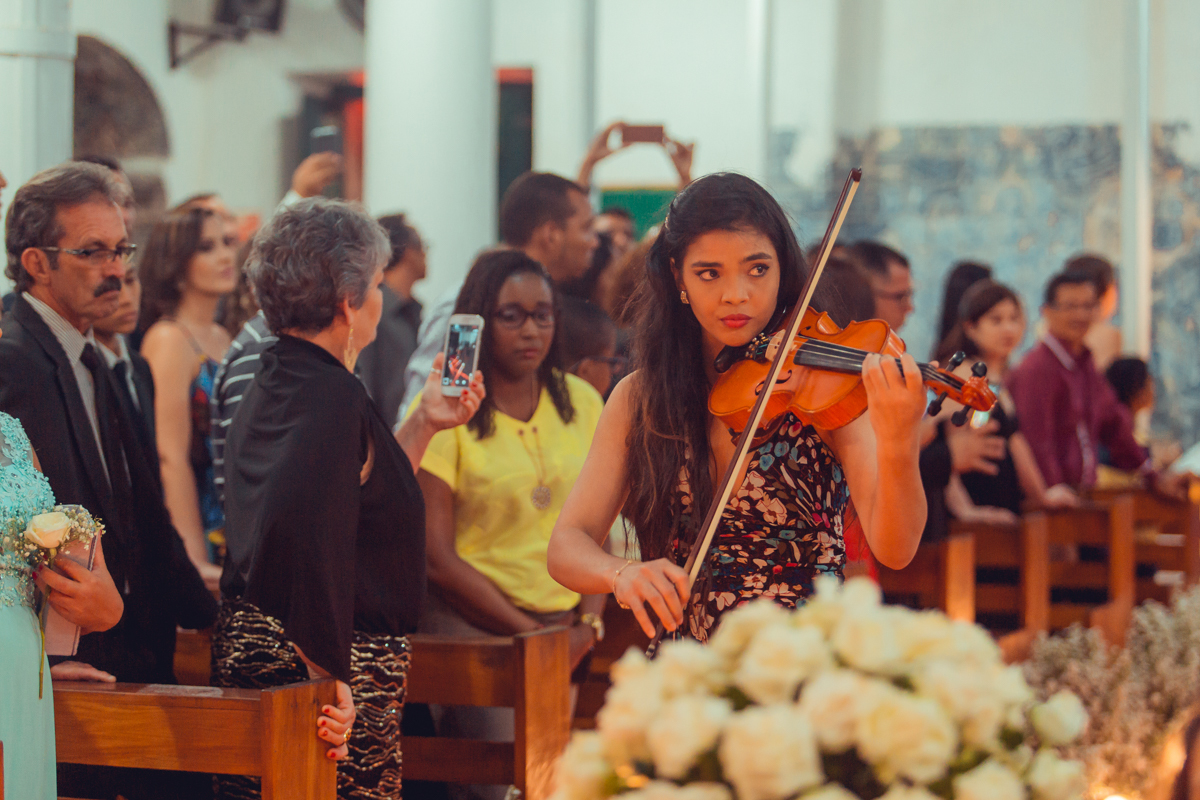 cortejo tem violino durante cerimonia de casamento em salvador