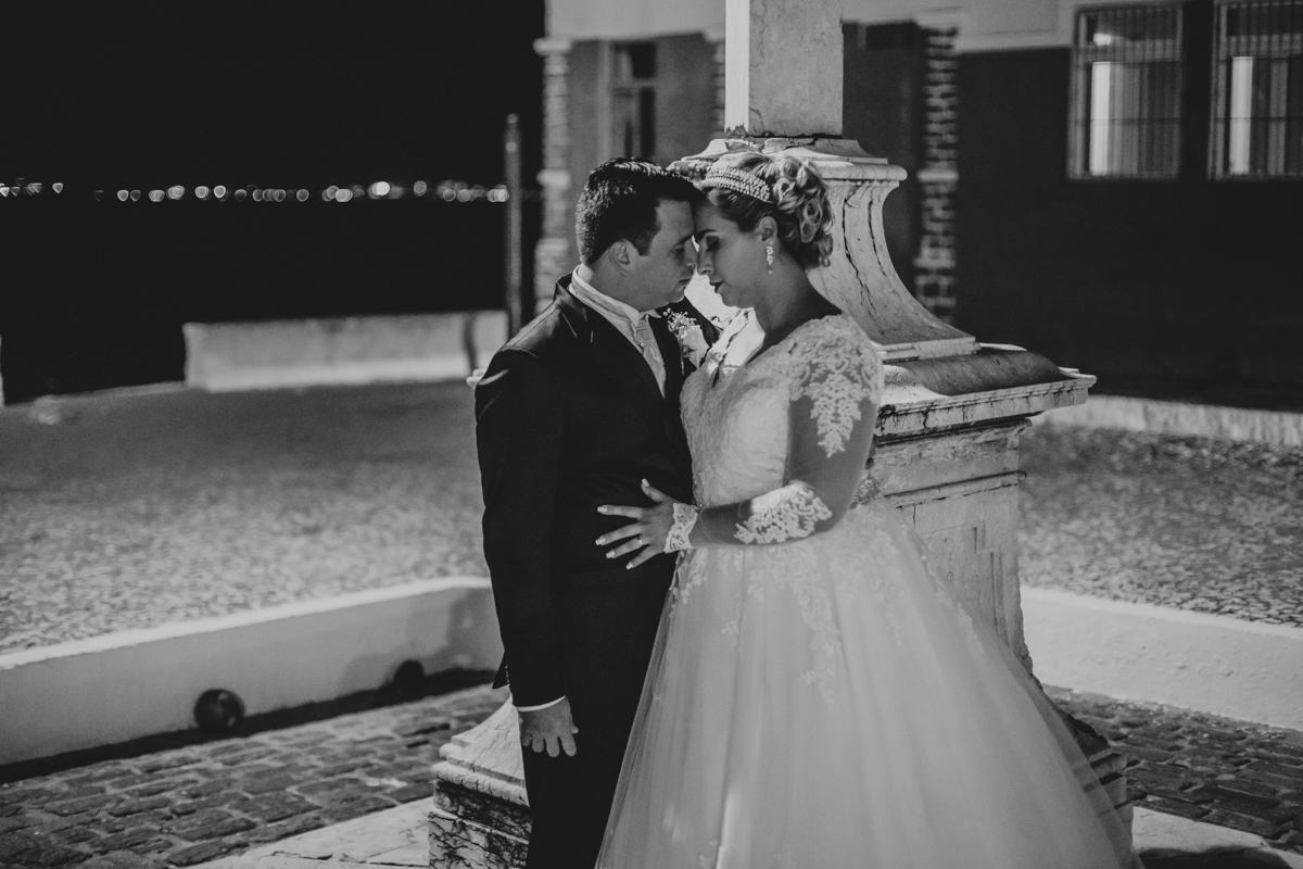 novos se amando na porta da igreja em salvador