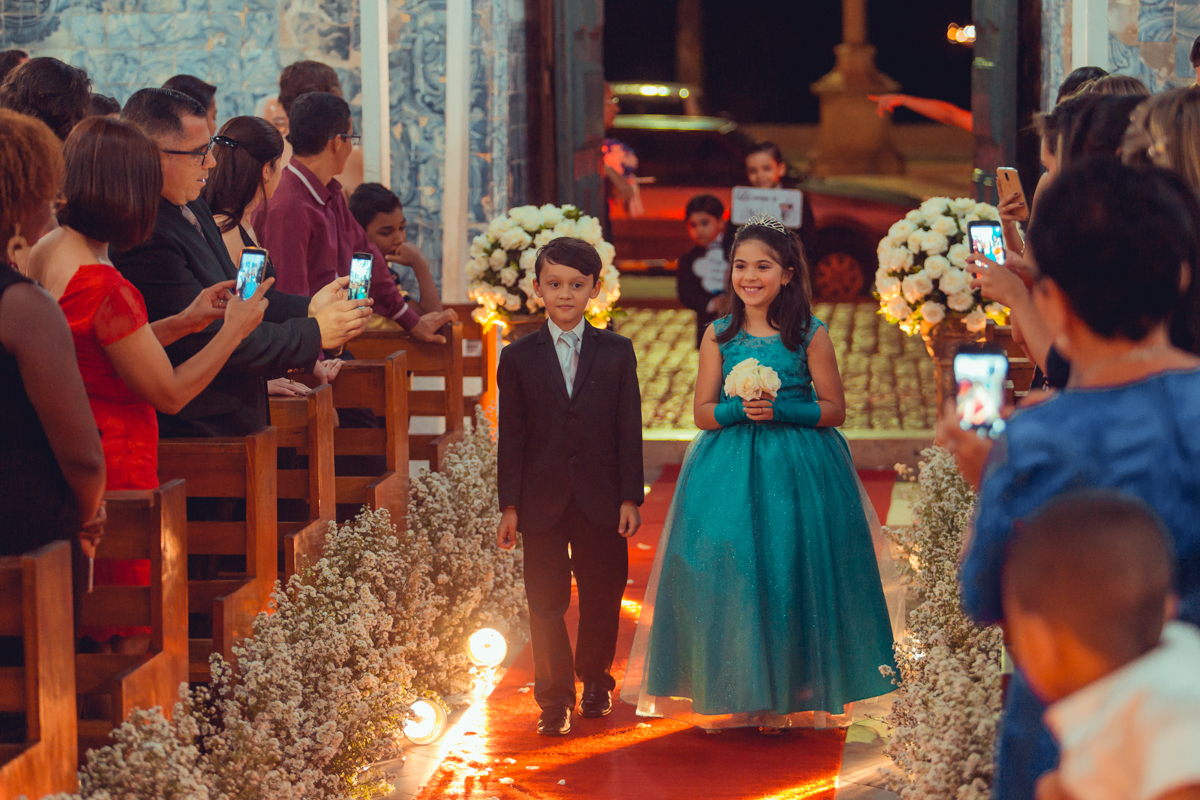 daminha com pagem entrando na igreja