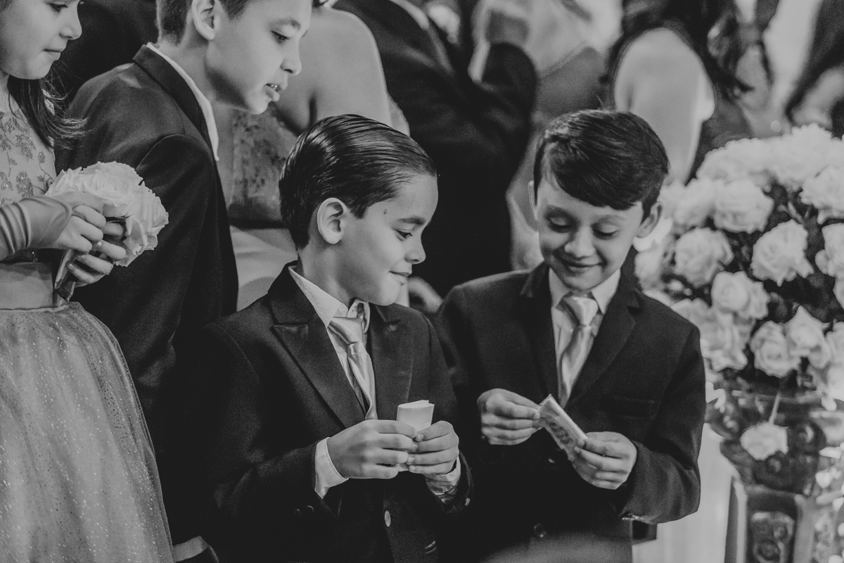 crianças brincando no altar