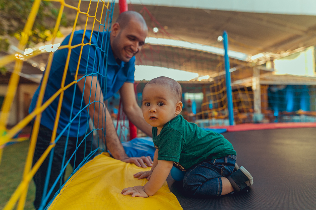 pai com filho em pula pula