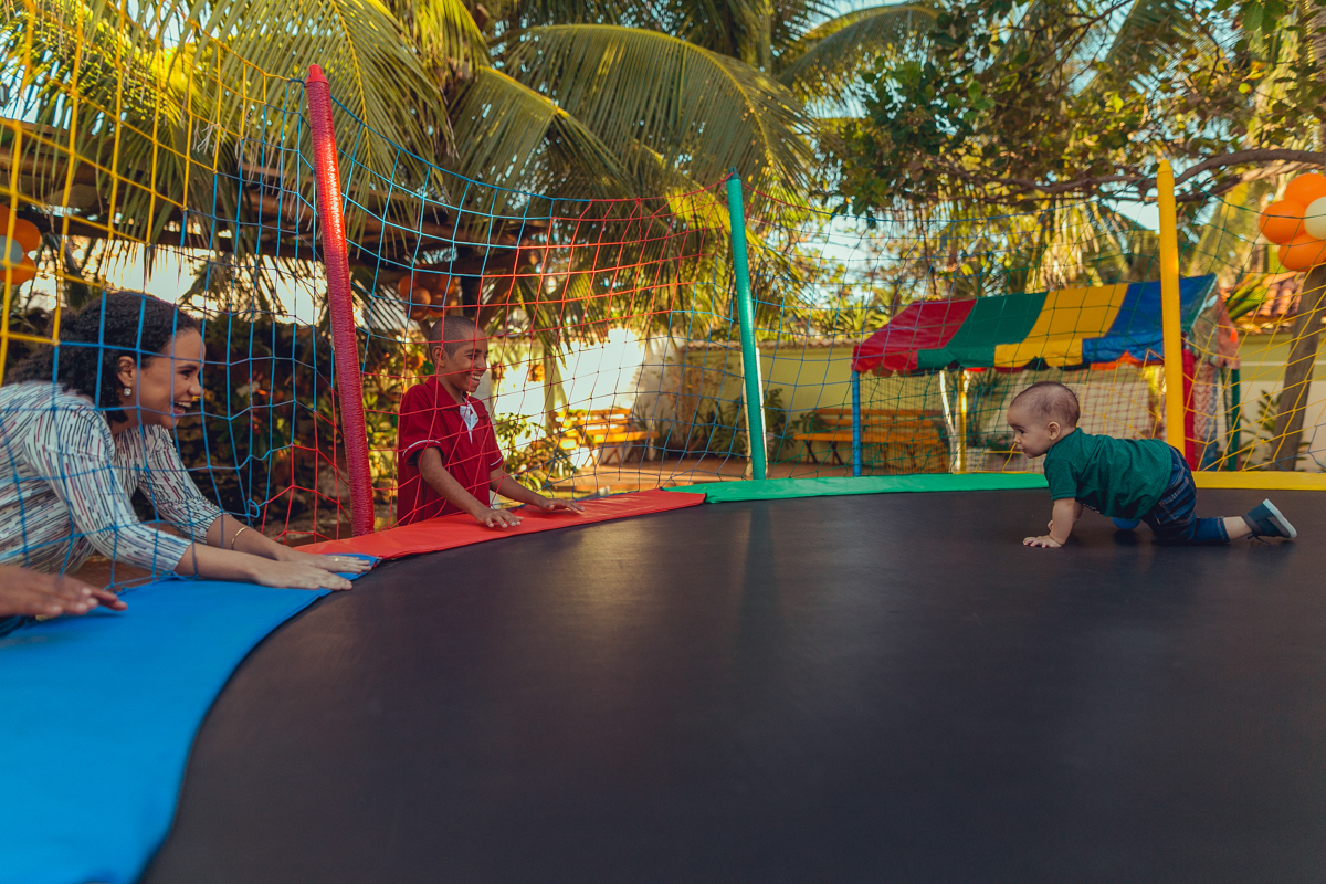aniversariante se divertindo em pula pula de festa infantil com tema aviador