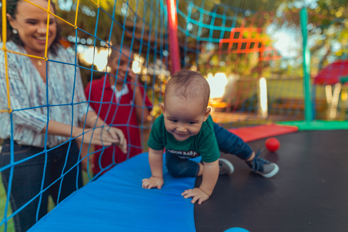 mae brincando com filho em pula pula