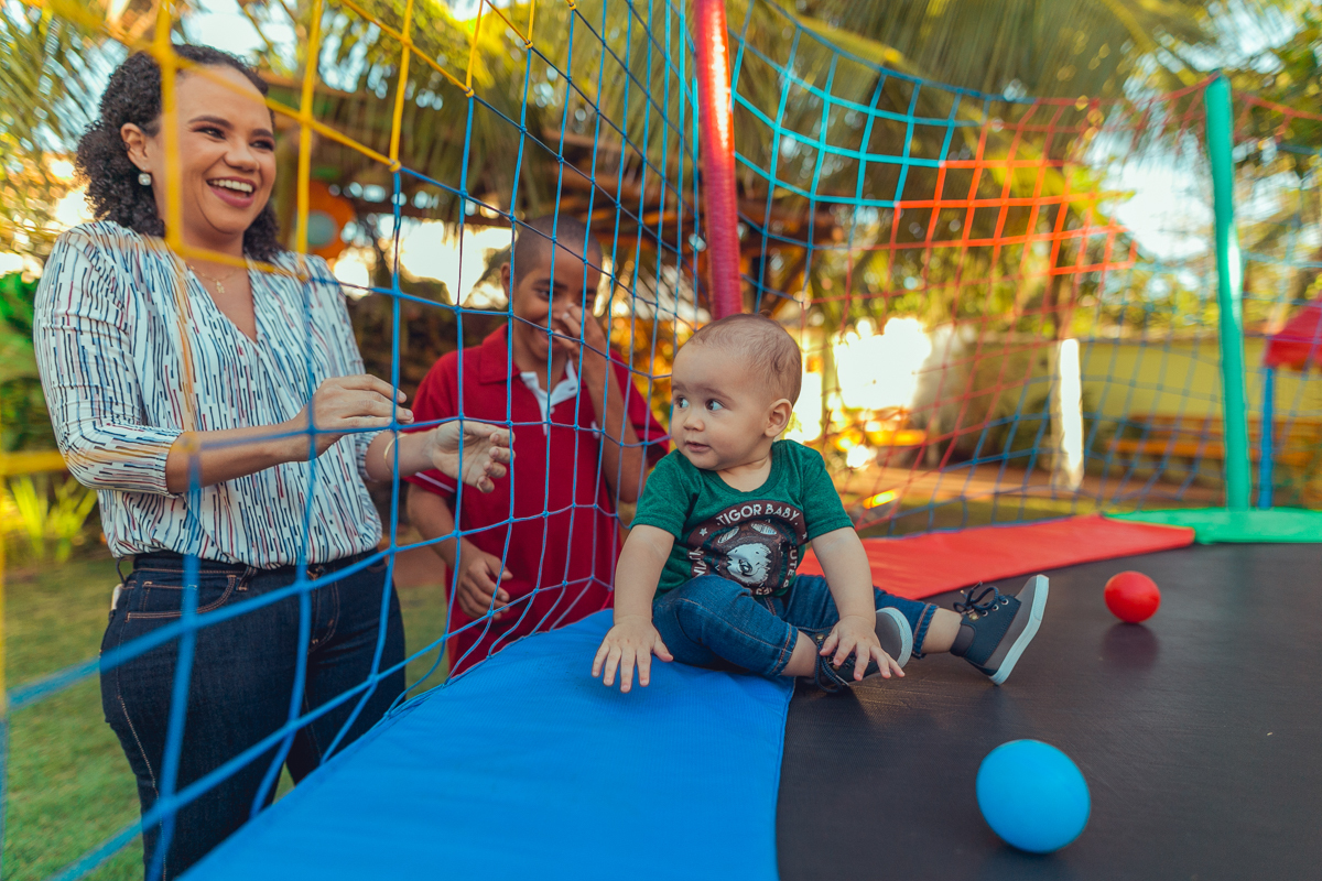 aniversariante com a mae brincando em pula pula 