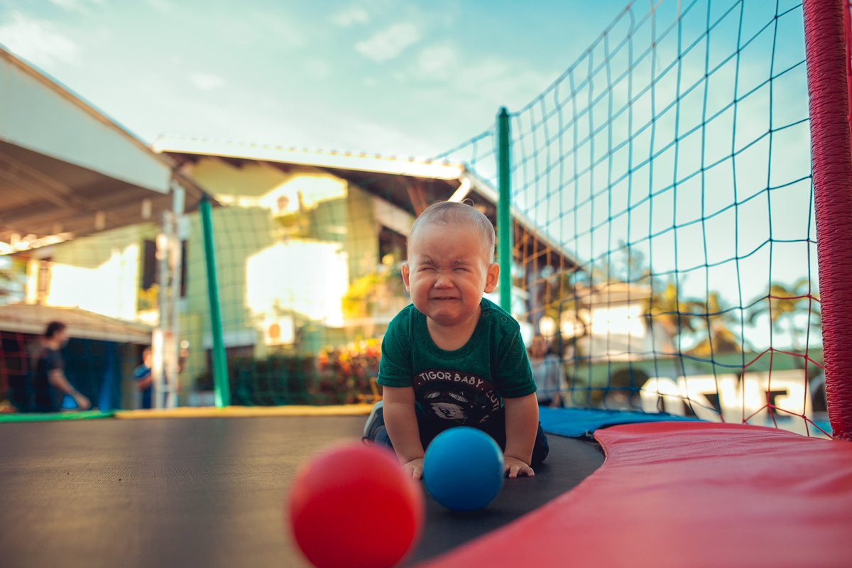aniversariante chorante em pula pula