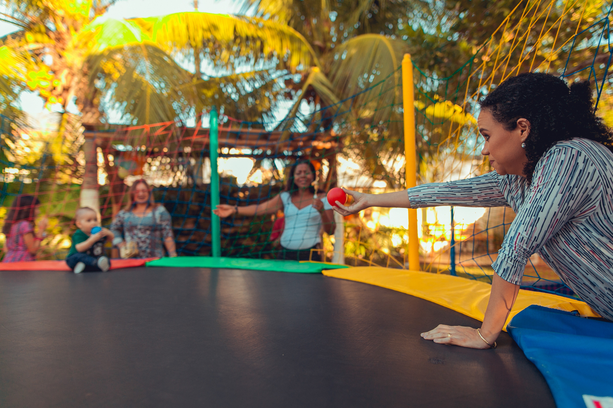 mae brincando em pula pula em festa infantil