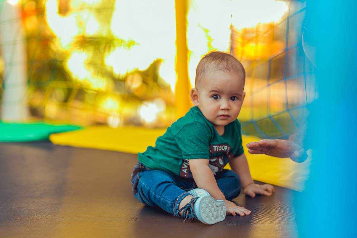 aniversariante brincando em pula pula 