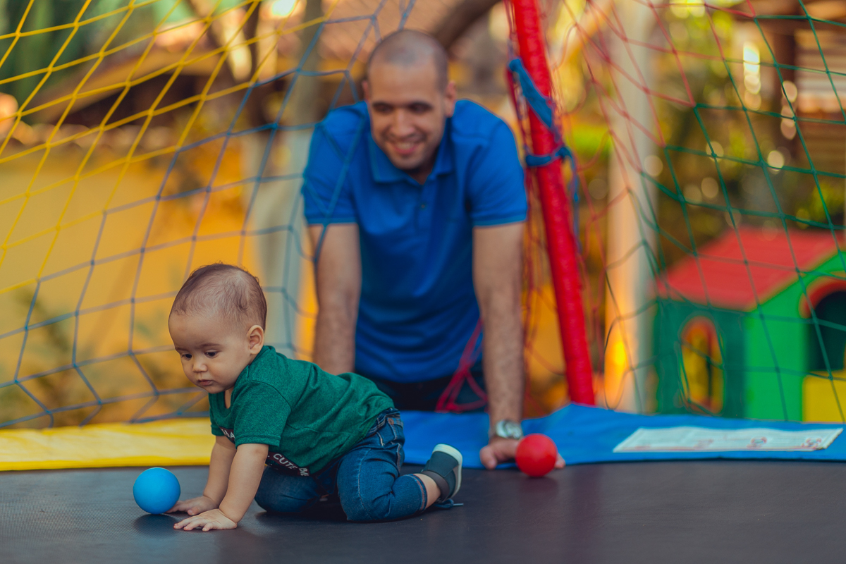 pai e filho se divertindo em festa infantil tema aviador