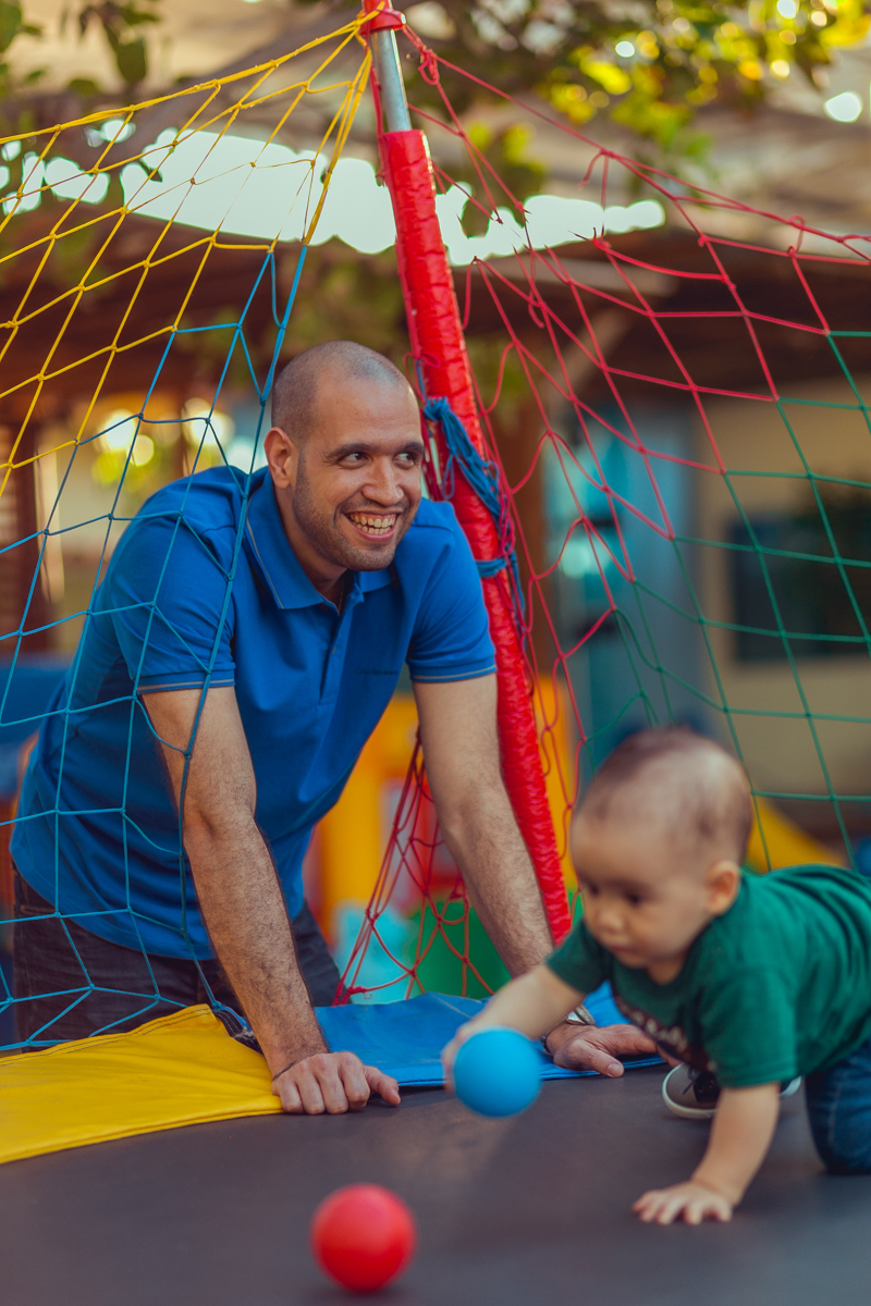 pai cuidando de filho no pula pula