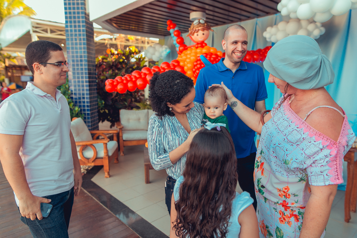 tia falando com sobrinho em festa infantil