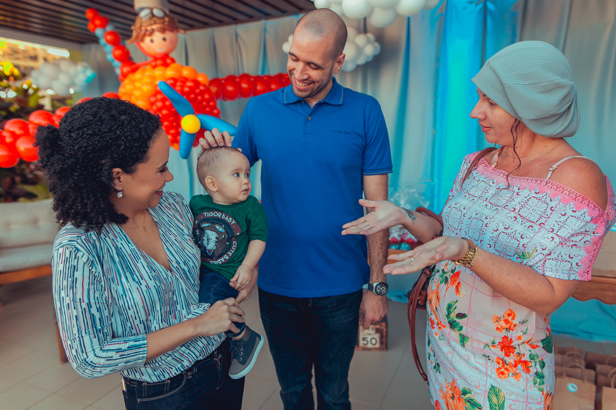 tia falando com sobrinho em festa infantil