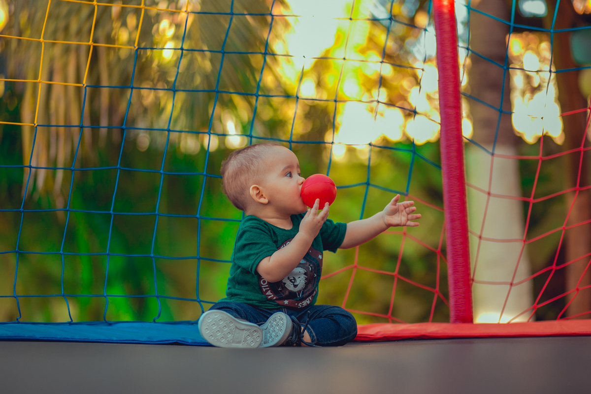 filho se divertindo em brinquedo de festa infantil