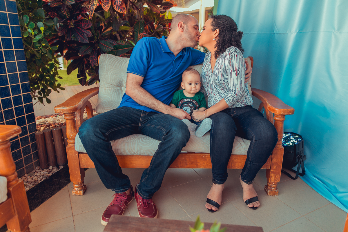 pai e mae se beijam em festa infantil de filho em stella maris