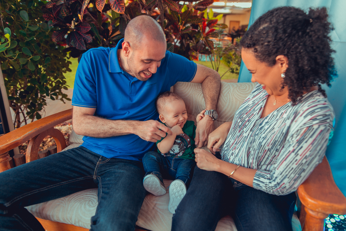 mae e pai se divertem com filho