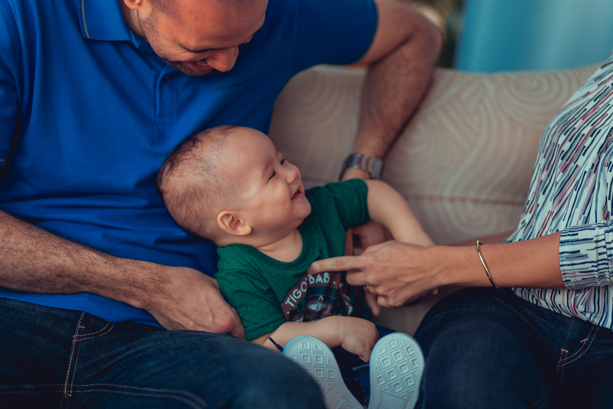 aniversariante dando gargalhadas em festa infantil