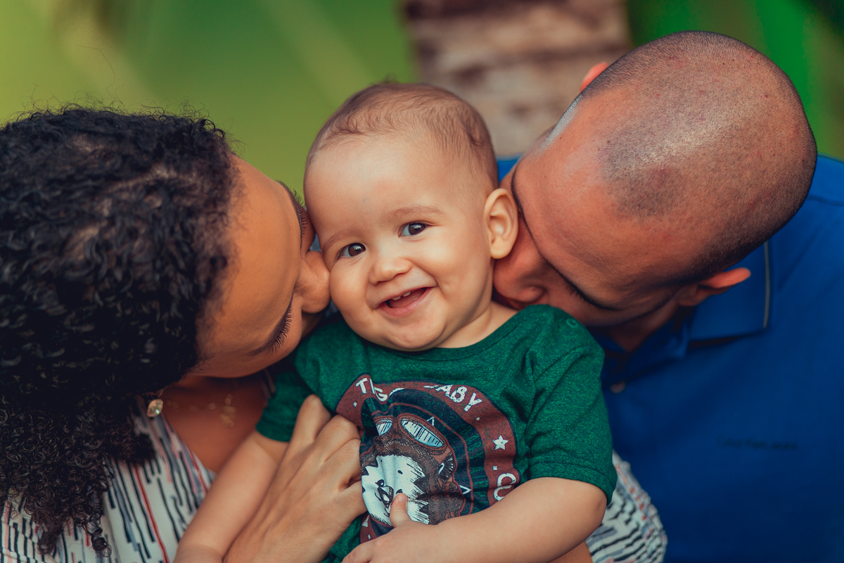 beijo duplo de pai e mae em filho