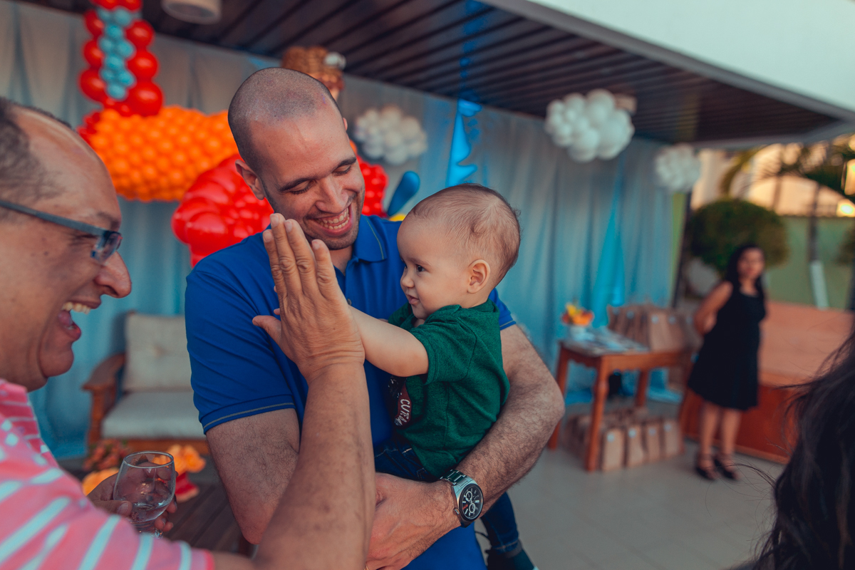 avô batento palmas com neto