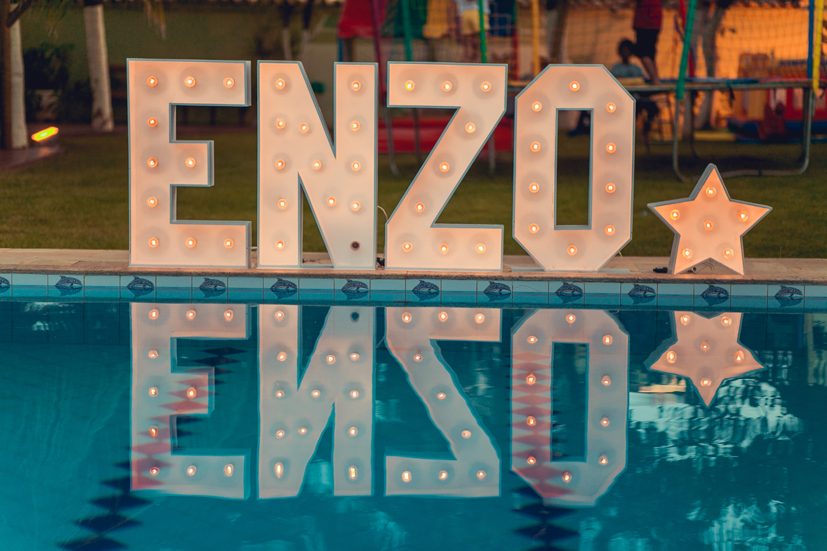 letreiro luminoso decorando festa infantil