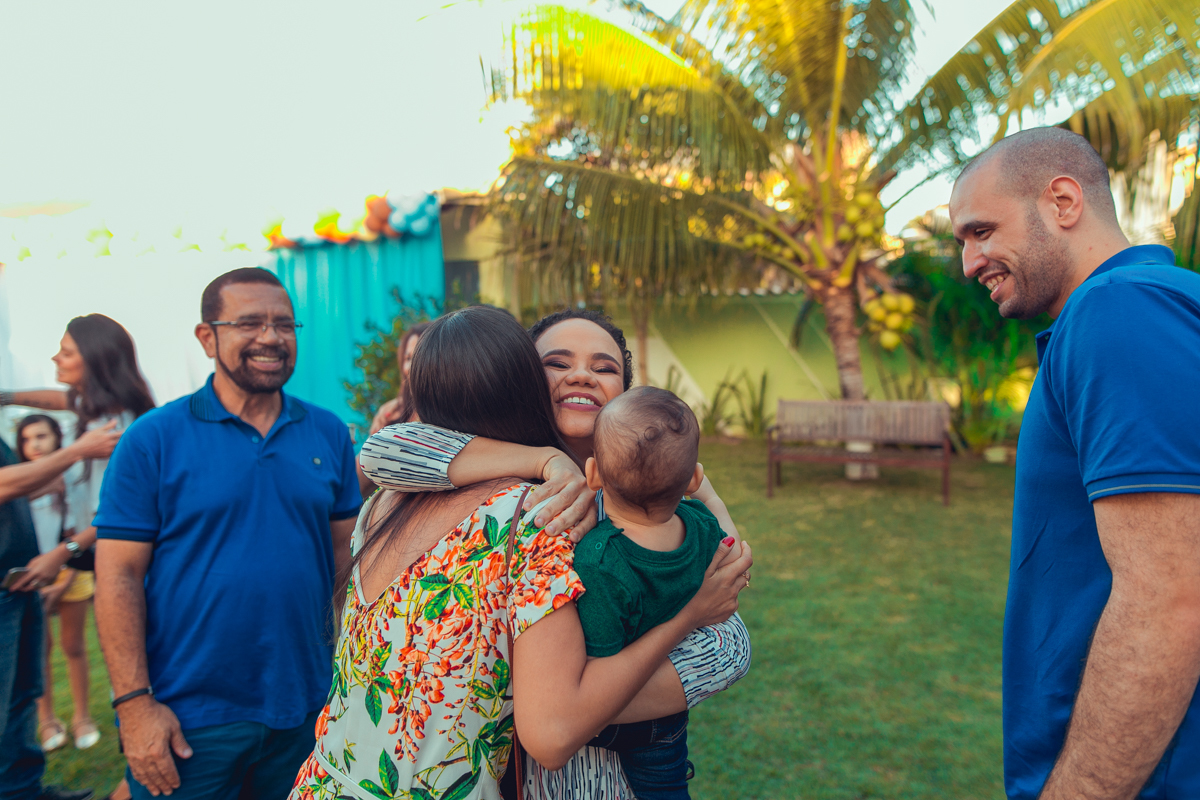 madrinha se divertindo com afilhado em festa infantill