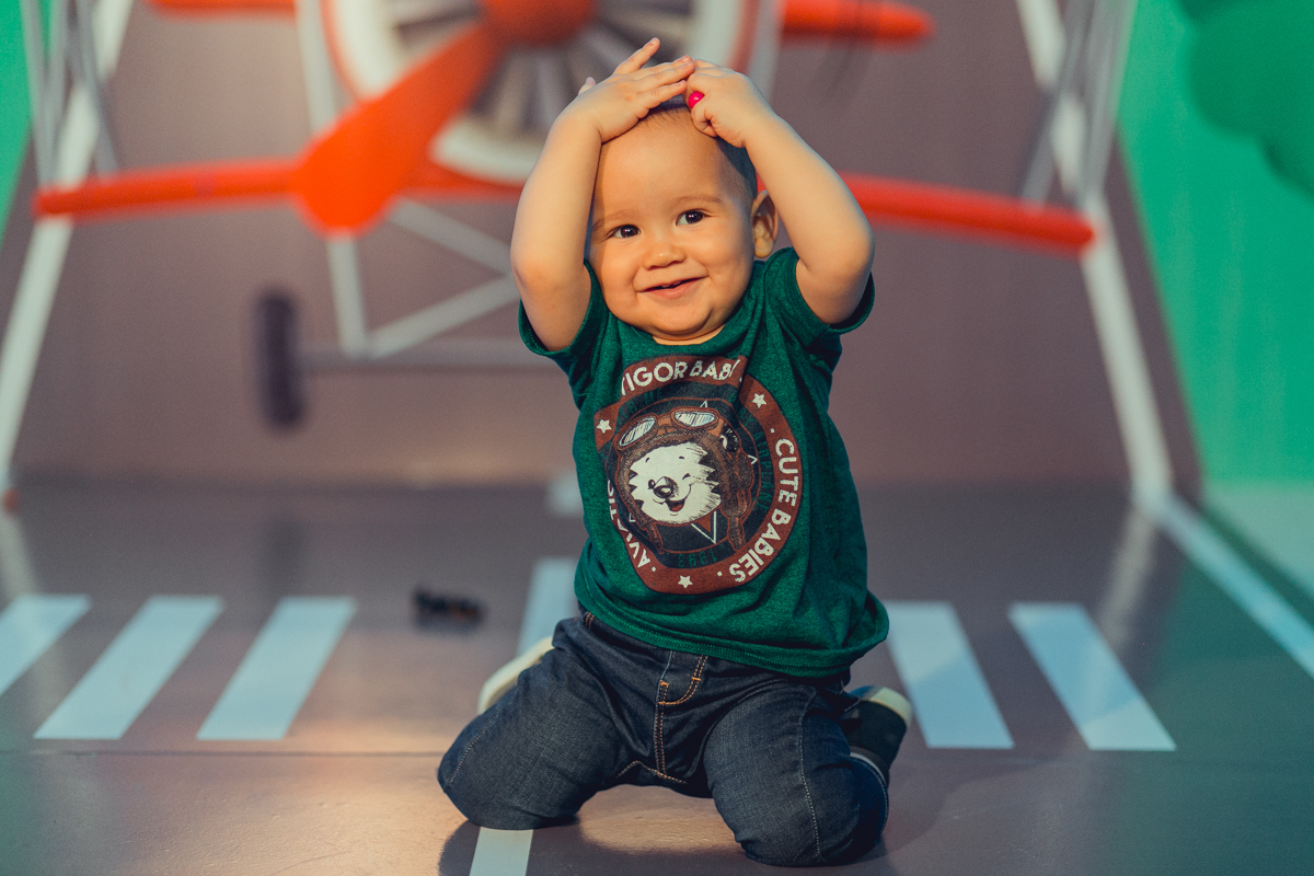 aniversariante bnrincando com a decoração da festa infantil