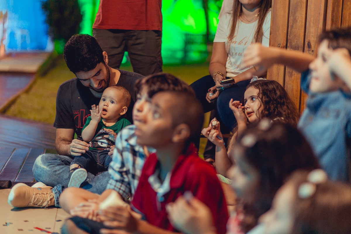 aniversariante aproveitando o show de magica