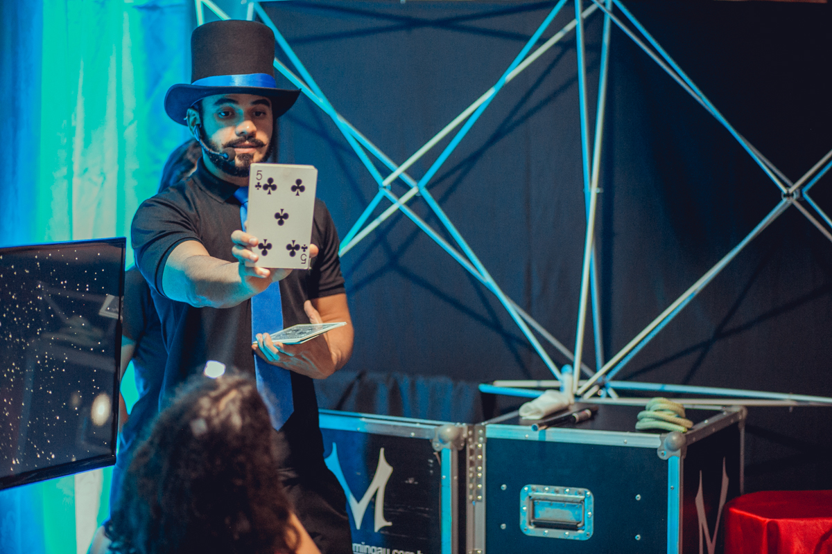 magico se apresentando em festa infantil