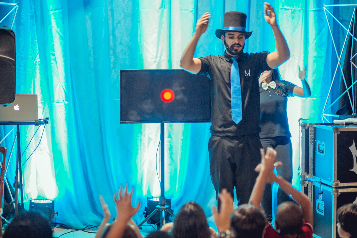 magico se apresentando em festa infantil