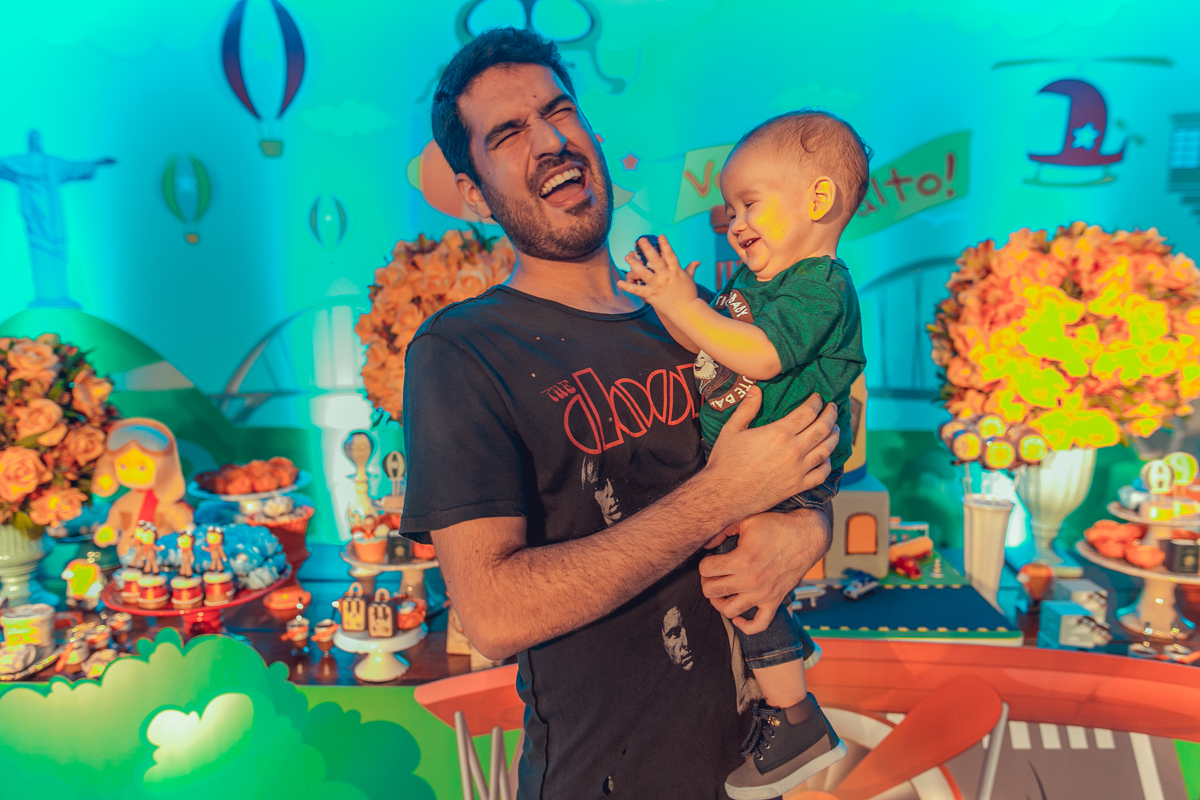 tio briancando com sobrinho em festa tema aviador