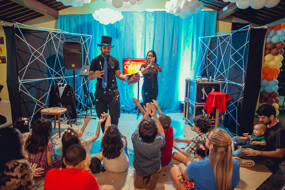 magico se apresentando em festa infantil com cartas 
