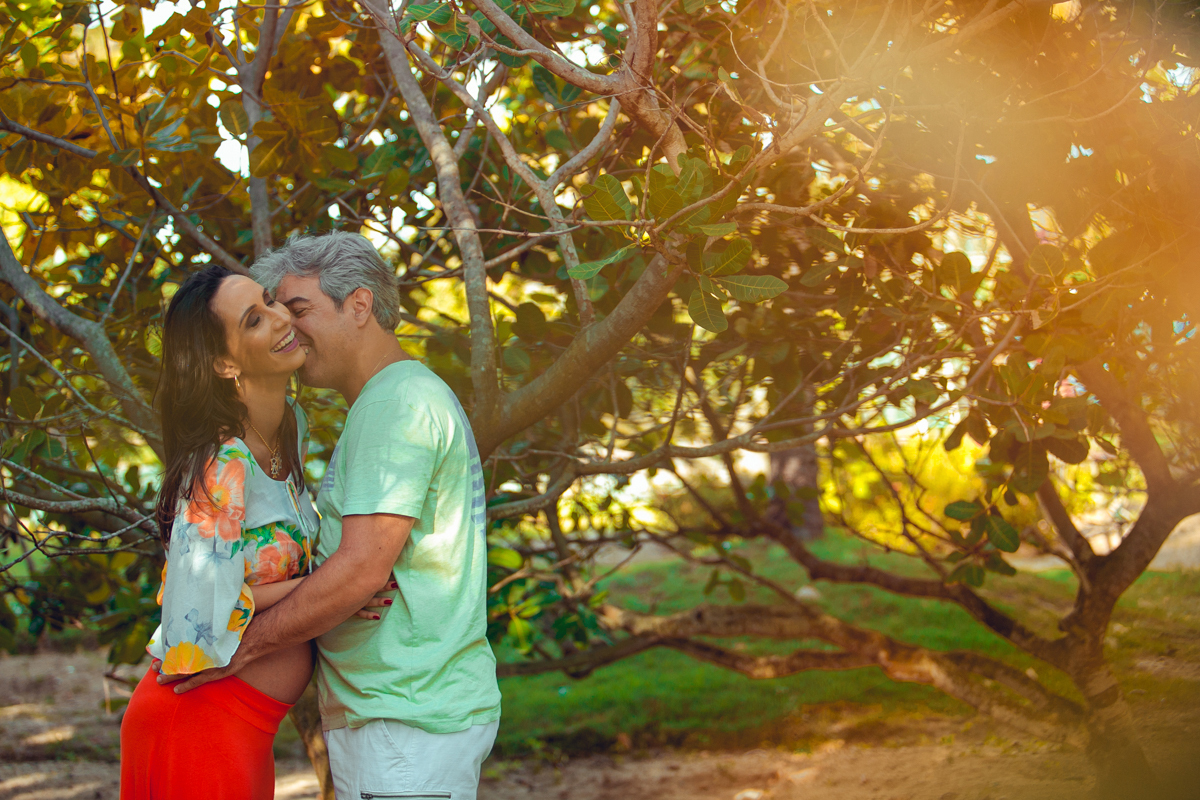 Camila e Lucas Rabello se divertem durante ensaio fotografico na praia