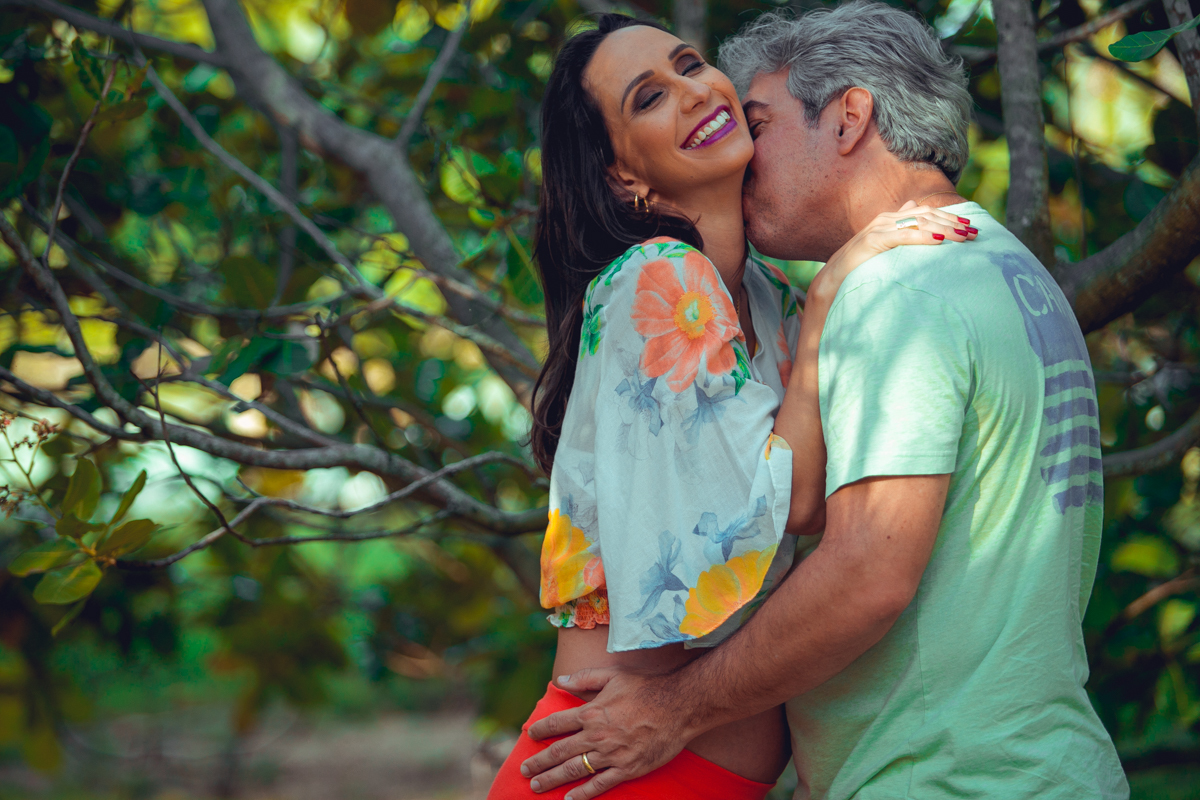 camila e lucas rabello posam durante ensaio fotografico gestante em salvador