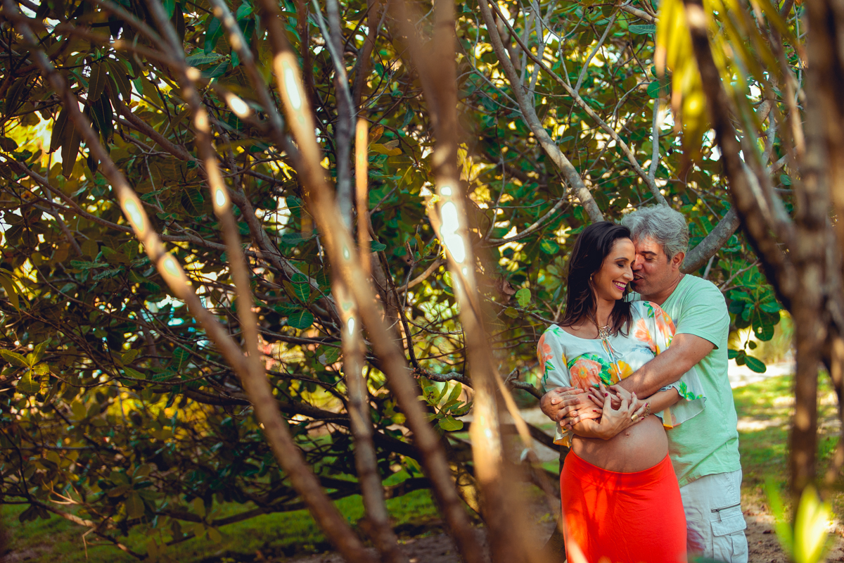 Camila e Lucas Rabello apaixonados durante o ensaio gestante