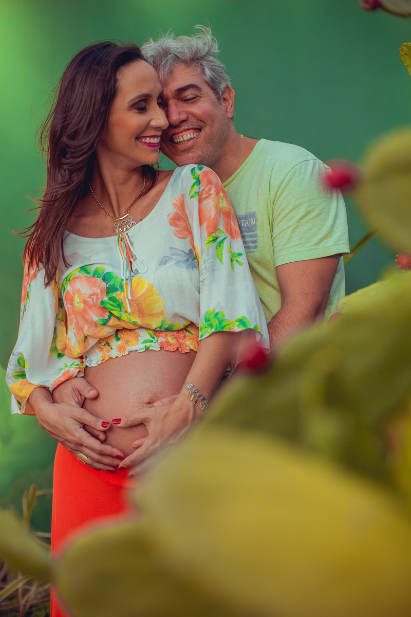 Camila e Lucas Rabello fazem ensaio gestante na praia em Salvador