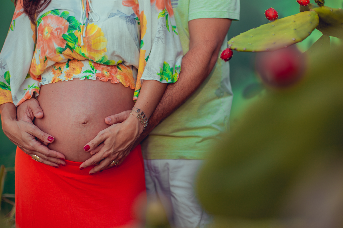 Camila e Lucas Rabello fazem ensaio gestante na praia em Busca Vida