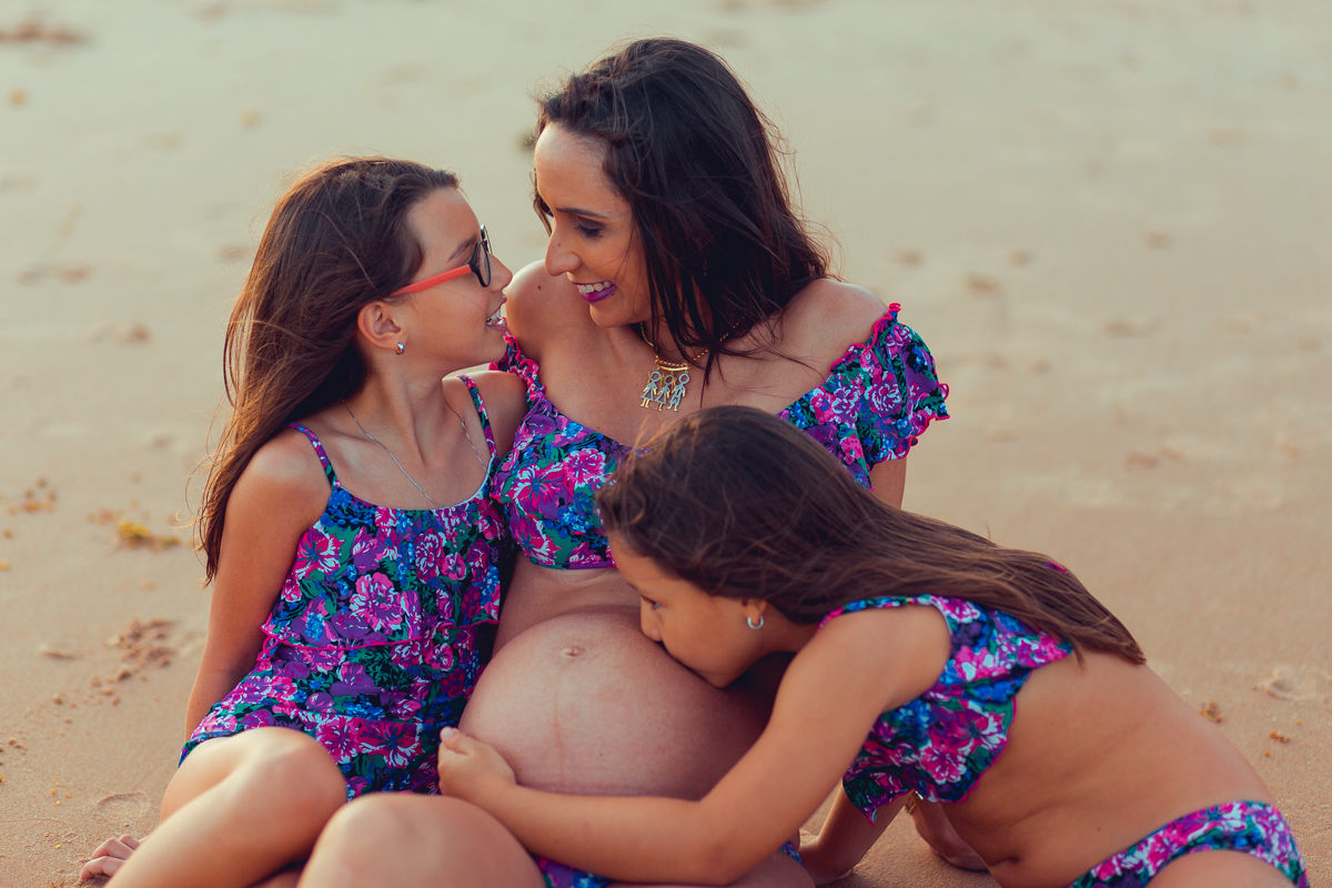 camila rabellose diverte ao lado das filhas na praia de busca vida