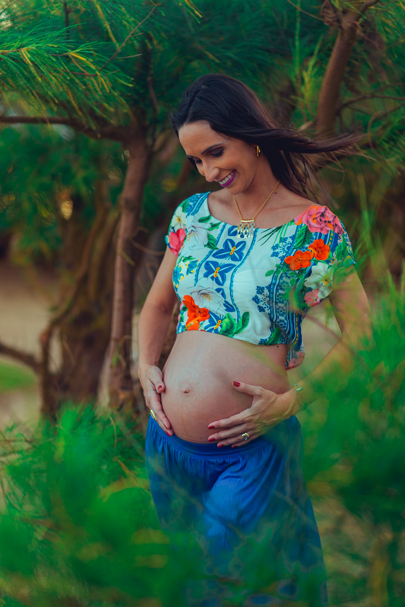 camila rabello admira barriga gestante preparando para parto humanizado