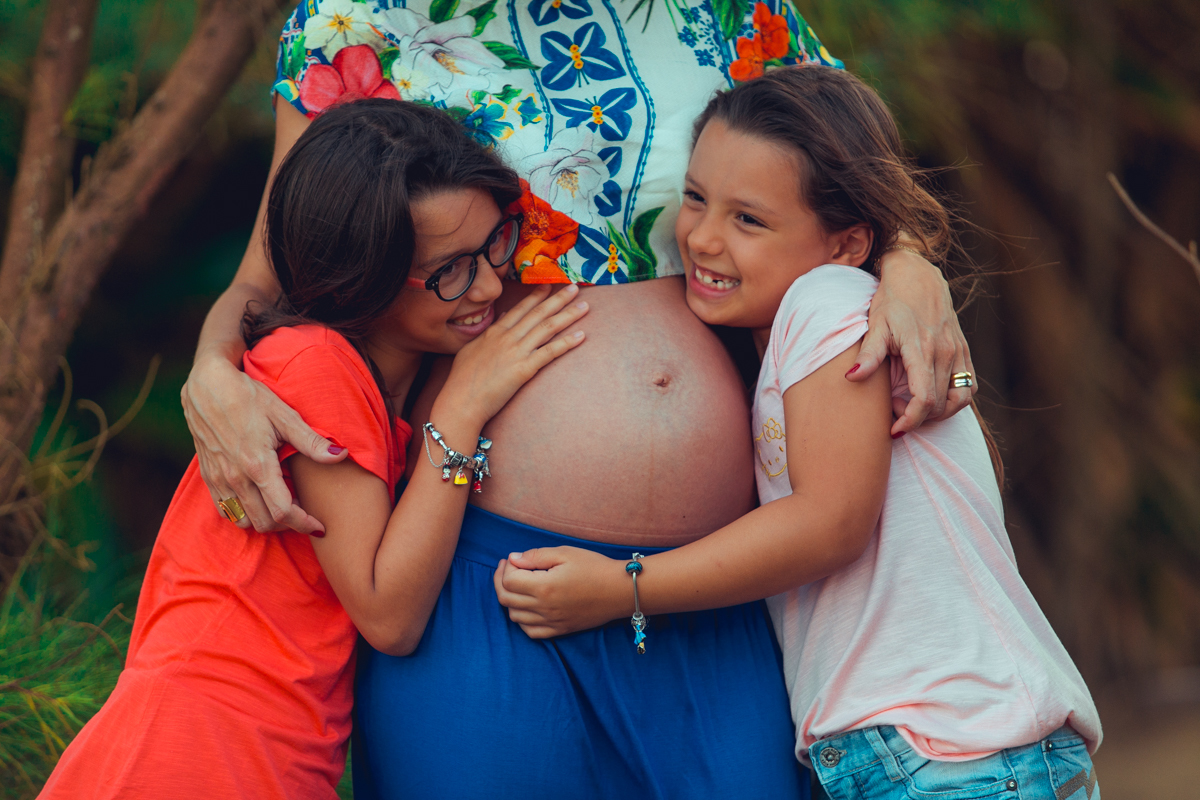 camila rabello e filhas animadas durante sessão de fotos