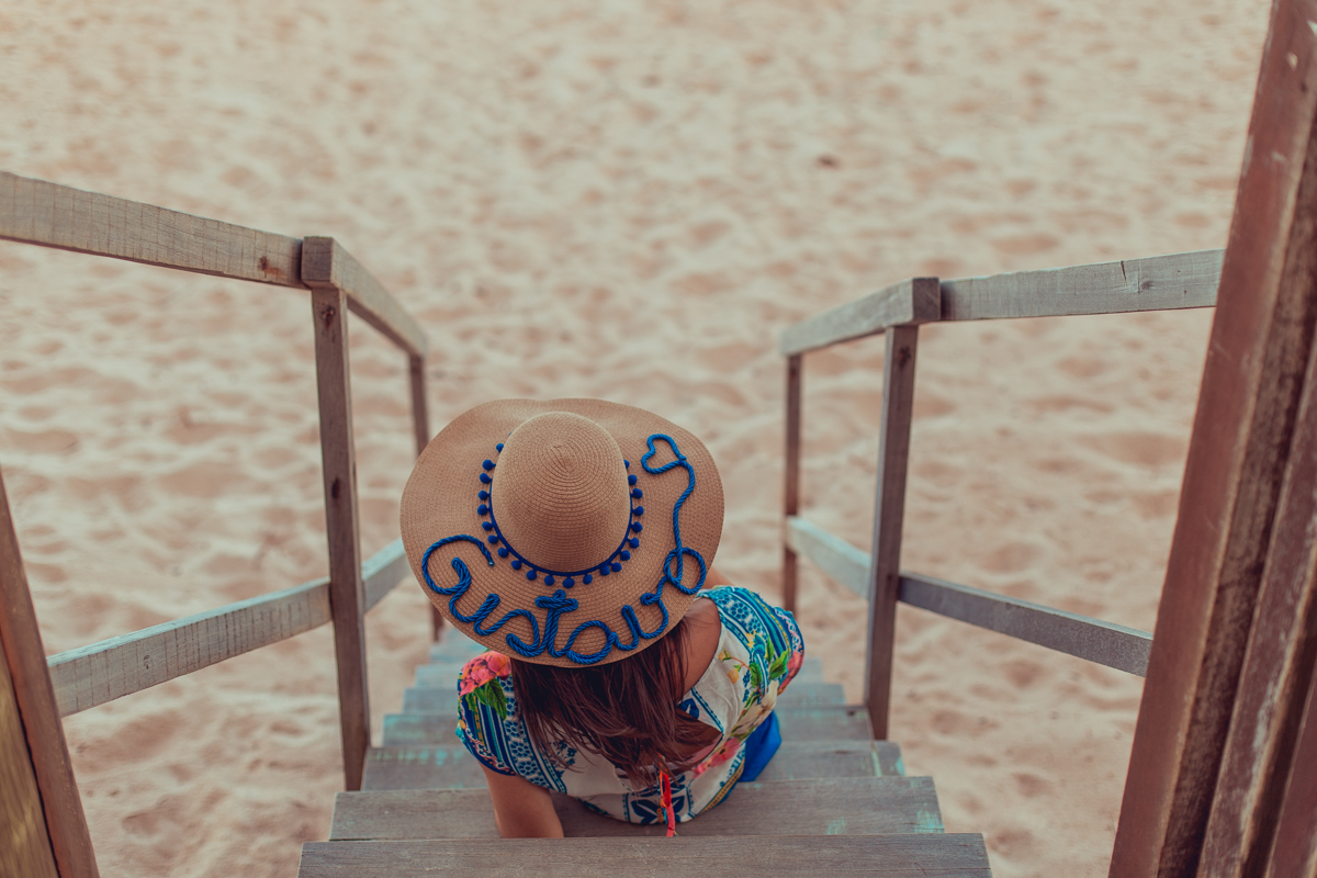 camila rabello com chapeu com nome