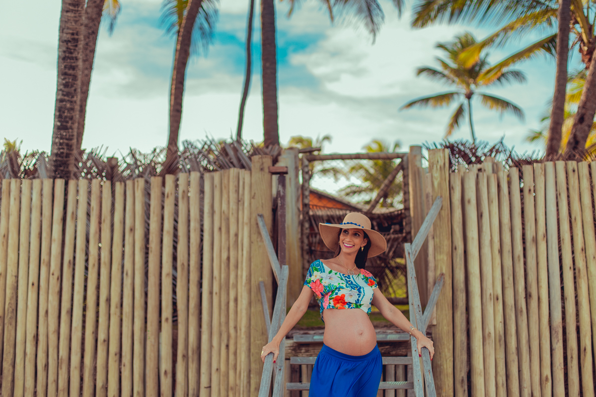 camila rabello com chapeu com nome do filho faz foto na praia
