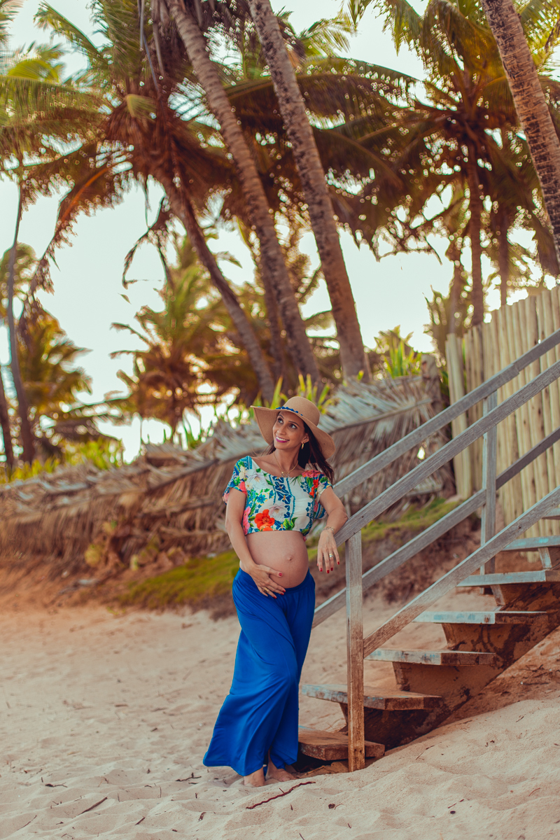 camila rabello com chapeu de praia com nome artesanal
