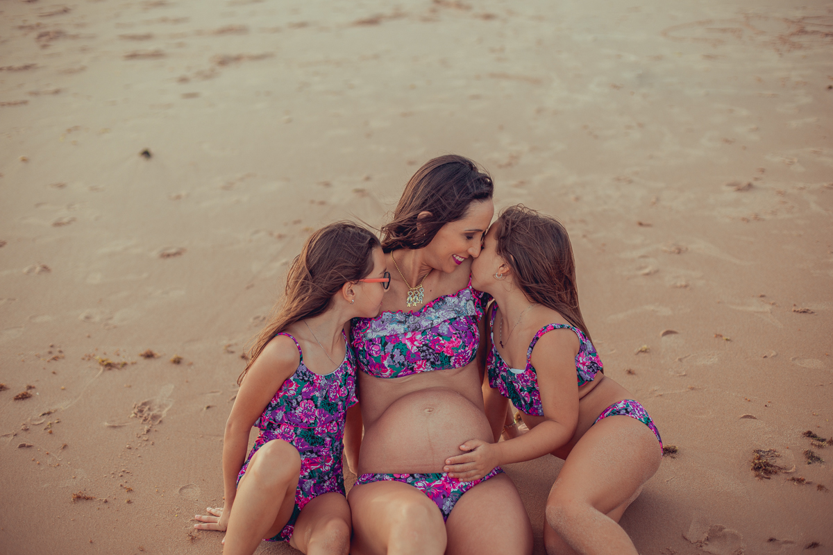 camila e filhas com biquini tal mae tao filha na praia de busca vida