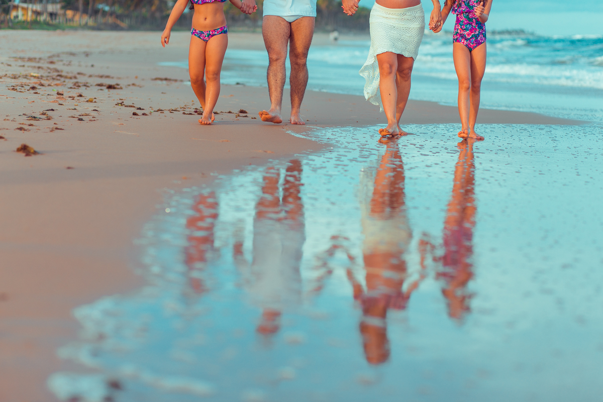 lucas e camila rabello na praia de busca vida se divertem correndo na areia