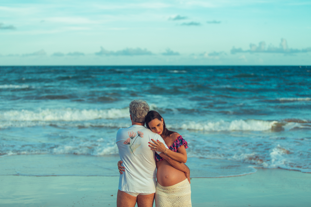 lucas e camila rabello na praia de busca vida